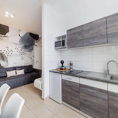 & Kolovare 1, アパート