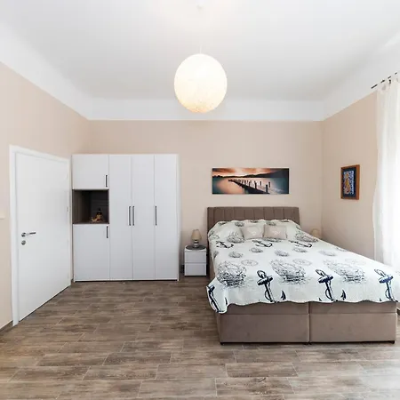 Apartmán & Kolovare 1,