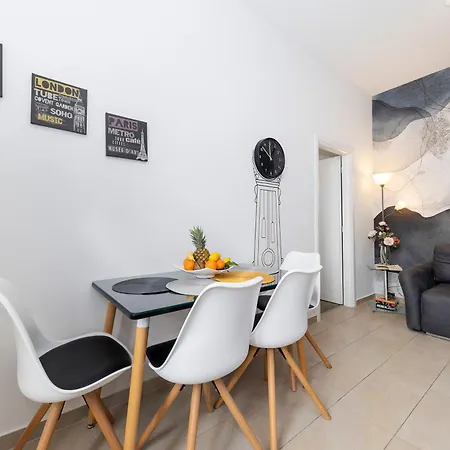 Apartmán & Kolovare 1,