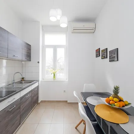 Apartmán & Kolovare 1, *