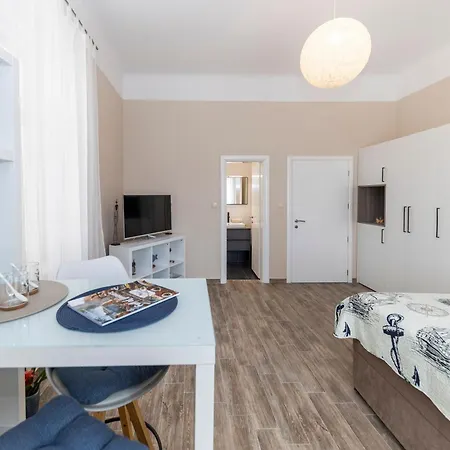 Apartmán & Kolovare 1,