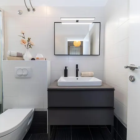 & Kolovare 1, アパート *