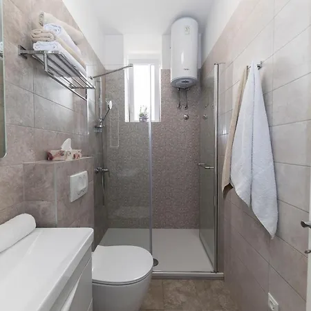 Apartmán & Kolovare 1,