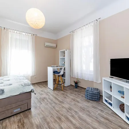 Apartmán & Kolovare 1, *